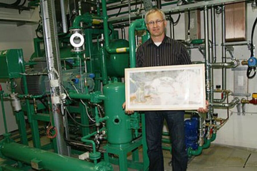 - En hybridvarmepumpe kan heve temperaturen fra 55 og opp til 100 grader, det åpner for en rekke anvendelser innen industri, ved å gjenvinne varmen fra ulike prosess-strømmer, sier Bjarne Horntvedt i Hybrid Energy. Foto:ife.no