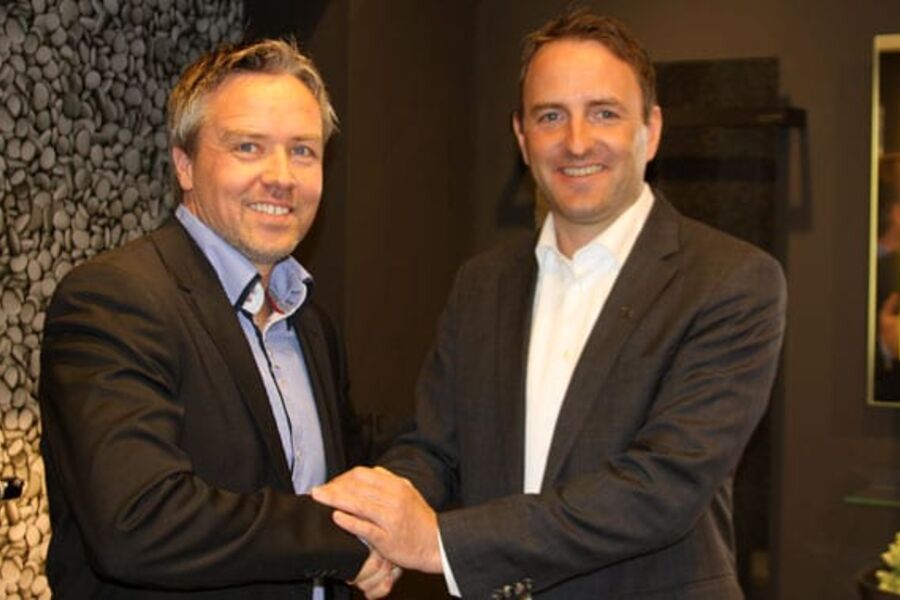 Daglig leder i Bærum VVS Senter, Robert Fossum (t.v.) og daglig leder av Varme og Bad-kjeden Øystein Kjellsen under åpningen av landets største VVs-forretning i fjor.