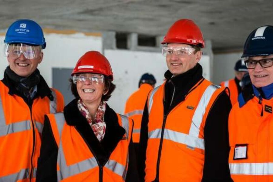 Fra venstre ser vi Bjørn Holm, direktør prosjekt og utvikling i Entra Eiendom , ordfører Lisbeth Hammer Krog, Bærum kommune, .Øyvind Mork, administrerende direktør i AsplanViak og Anders Danielsson, administrerende direktør i Skanska Norge