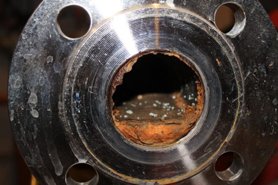 Korrosjonsbelegg i rør. Mengden illustrerer hvor mye utfelling av jernpartikler (korrodert fra materialet i systemet) som kan forekomme. Ytelsene i det tekniske utstyret kan bli  betydelig redusert om dette ikke holdes oppløst eller filtreres ut.