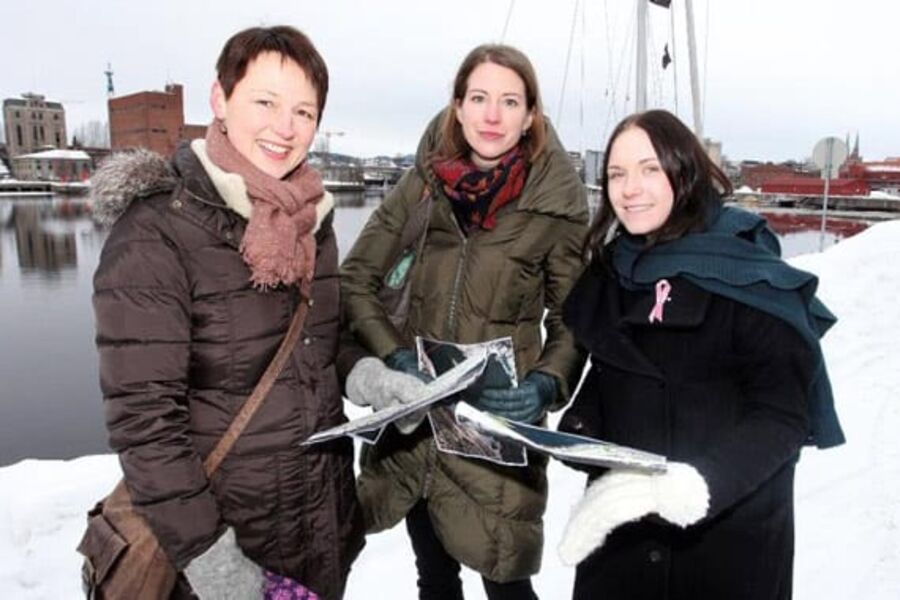 Cecilie Høgden Mæle (til venstre) fra COWI hadde nylig med seg Helen Pineo (i midten) leder for og utvikler av BREEAM Communities og Louise Wall (til høyre) fra COWI i Sverige på befaring til Skien Brygge. Per-Åge Eriksen, NTB Scanpix
