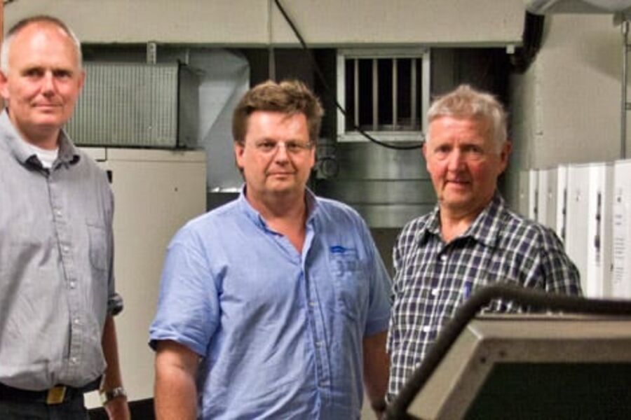 Modum kommune har tatt tak i energiforbruket i kommunens  rådhus/kulturhus og har samrabeid med Partnerline AS oppnådd gode reslutateter.Fra venstre ser vi teknisk-sjef i kommunen, Harald-Silseth, Roy-Paulsen, Partnerline AS og vedlikeholdsleder Helge Kleiv i Modum Kommune.