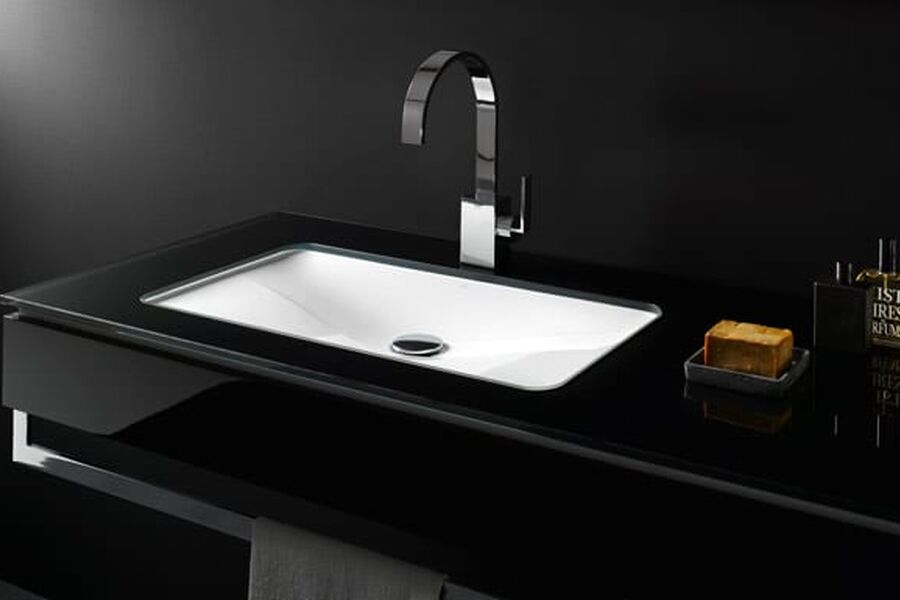 Alape kommer nå med vasker av glasert stål og med det tar tyskerne et oppgjør med de firkantede vaskene på våre bad. Foto: Dornbracht