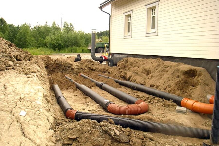 Dette 50 meter lange røret (Ø 250mm) hever eller senker utetemperaturen gratis før luften suges inn i ventilasjonsanlegget (varmeveksleren). 9. januar 2010 hevet røret utetemperaturen fra -28,2 til -0,8 °C, dvs en temperaturheving på 27,4°C. Dette røret gjør det mulig å bruke en kryssvarmeveksler isteden for en roterende varmeveksler. - Bildet er tatt 13. juni 2008. Foto norone.no