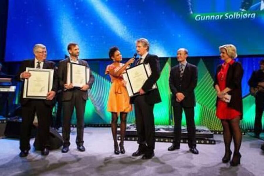 Overrekkelsen skjedde i høytidlige rammer under Enovakonferansen.  Foto: Enova