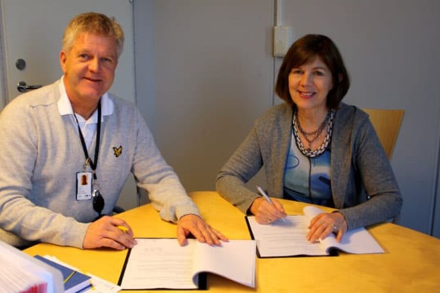 Faglig leder i Bjerk Lind Bygg AS, Øyvind Lindtun, og Rigmor Hansen, adm. Direktør i Undervisningsbygg under signeringen av kontrakten. 