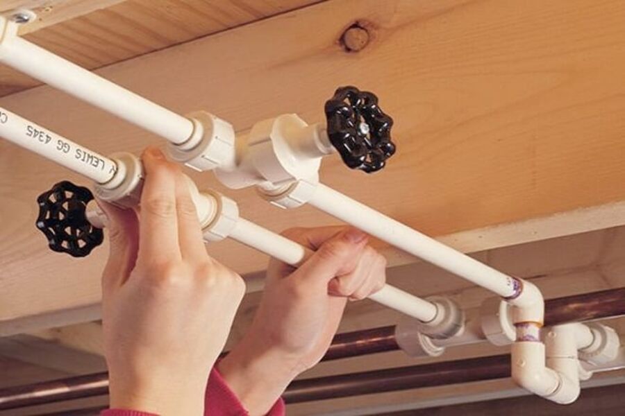 Plast: Råstoffet, det vil si monomerene eller byggesteinene, kan brukes til å lage plast med ulike egenskaper.