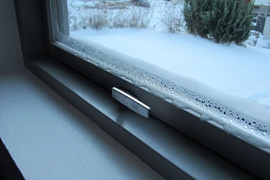 Kondens på vindu er et tegn på dårlig utlufting (Foto: Mycoteam).