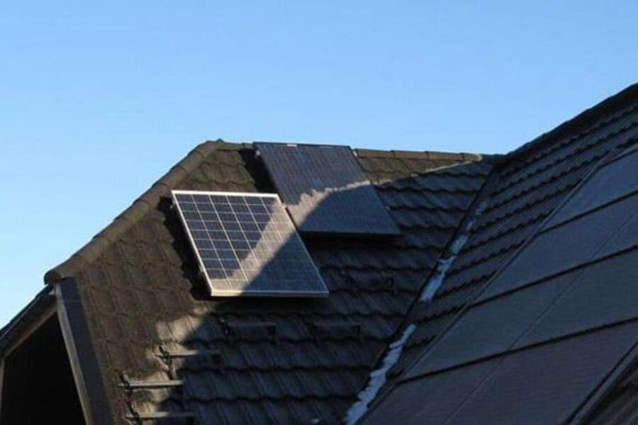 Bolighuset har innebygget solcellepanel på taket, og er ifølge produsenten per nå  det eneste av sitt slag i Norge. (Foto: Future Solar Energy