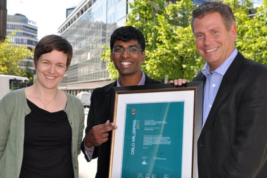 Fra venstre Jenny Kosberg Skagestad fra  
Bymiljøetaten - Enøk Oslo kommune, Naresh Sugandiran, styreleder i Lønnealléen borettslag som fikk miljøprisen av Oslo Kommune i 2011,  helt til høyre Sven-Robby S. Dierkes.