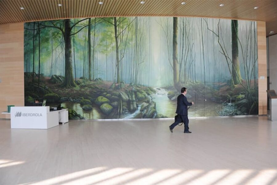 Iberdrola tower III i Bilbao, med maleri av Jesús María Lazkano i bakgrunnen. Foto: Iberdrolas Renewables.