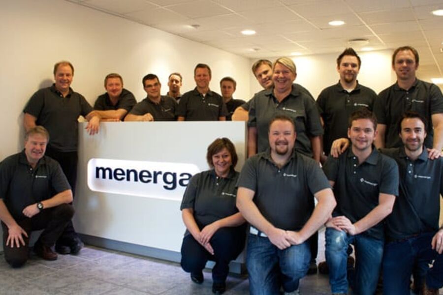 Her har vi hele staben i Menerga samlet foran resepsjonen i de nye lokalene.