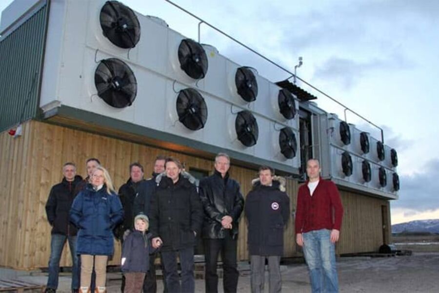 ENØK-prosjektet på Andøya flystasjon er satt i full drift, og den gedigne luft til vann varmepumpen leverer varmt vann som holder minst 64 grader. Fra høyre i rødt: Kjetil Finne i Norsk Kulde, Jens Hugo Leiknes i Forsvarsbygg, Gunnar Solbjørg i Forsvarsbygg, Stig Robertsen i VVS Installasjon med sønnen Magnus, Beate Stellander EBA ansvarlig i 133 Luftving på Andøya. Bak fra venstre: Bjørn Ivar Kampen i Forsvarsbygg, Ragnar Madsen i Forsvarsbygg, Arild Blom Svenning i Forsvarsbygg og Kjell Hanto, ekstern rådgiver. Foto: Beate Ingebrigtsen, Forsvarsbygg.