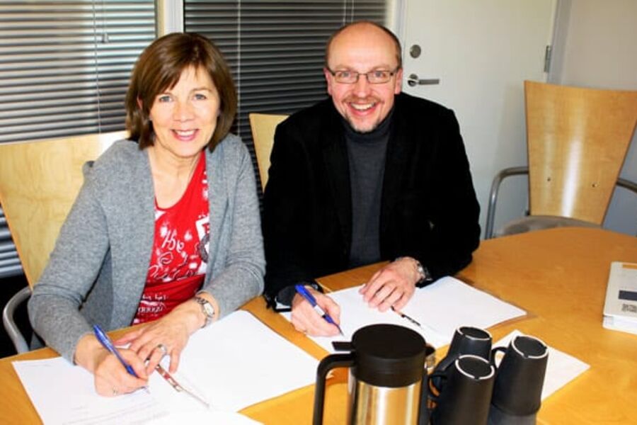 Administrerende direktør i Undervisningsbygg, Rigmor Hansen til venstre, administrerende direktør i AS Ing. Gunnar Backe, Arne Landmark.

 
