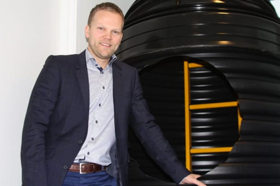 Markedssjef Svein Sørlie for VA i Norsk Wavin mener at VA-bransjen har mange gode år foran seg. Klimaendringer er med på å bidra til det. Her foran plastkummen Tegra 1000 som Sørlie mener er et produkt for fremtiden.