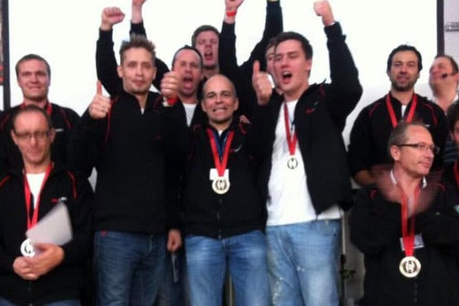 Her mottar Team Vikings premien for VMs beste nasjon. Foto: Kjell Bernt Kalland.