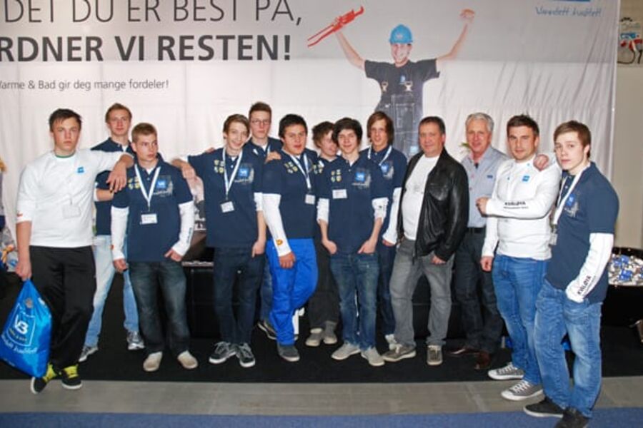 På bildet ser vi fra venstre: Dag-Andre Eliassen,Simon Konradsen,Georg Holmen,Thomas Workinn,Martin Hustad,Rikard Bergheim,Lasse Andre Bjørn,Even Bråten,Halvor Sørensen,faglærer Hans Martin Pedersen, Per-Magne Nygaard VB, og Faglærer Anders Bjerkås.