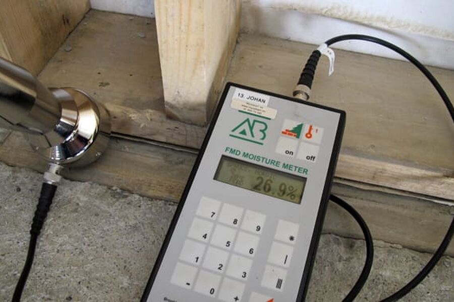 Uttørking av flomskadede konstruksjoner tar tid, særlig der de ligger vanskelig til, slik som denne bunnsvillen som ligger nedstøpt i gulvet. (Foto: Johan Mattsson, Mycoteam).