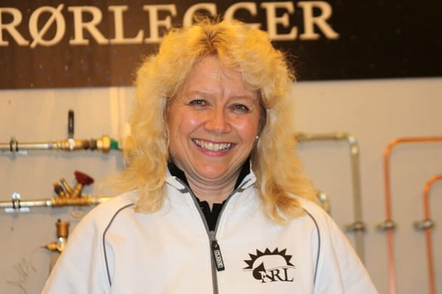 Opplæringskonsulent Ingebjørg Martinsen tar godt vare på rørleggerlærlingene, når NRL er med og arrangerer Yrkes-NM for rørleggerfaget. 