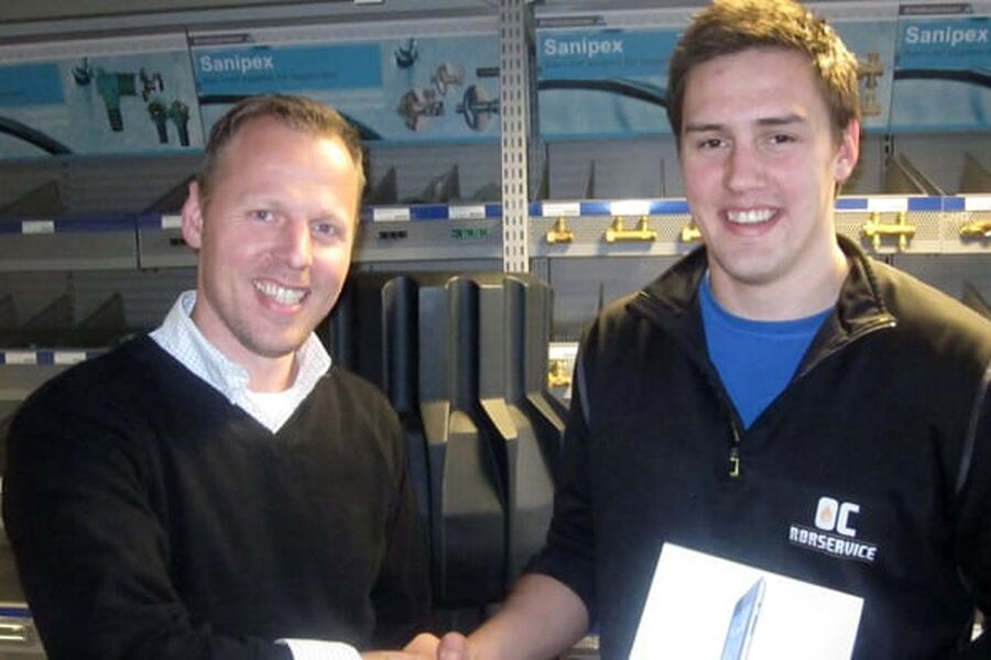 Benny Kopperud fra Armaturjonsson gratulerer Conrad Ekholt med Ipaden og bestetiden i konkurransen så langt. Det lover godt foran VM i månedskifte november-desember.