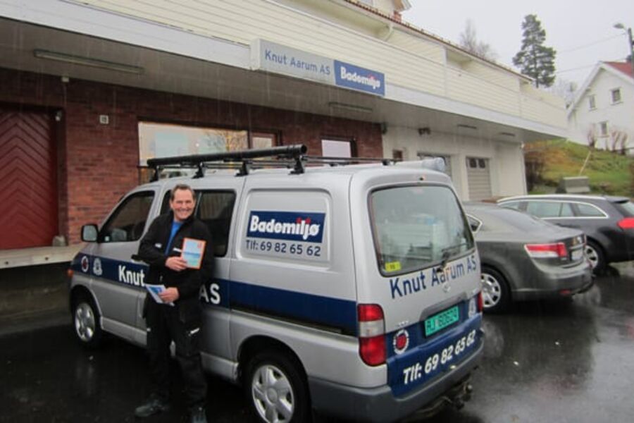 Her ser vi den heldige vinneren, Kenneth Hansen med gavekortet foran rørleggerbutikken i Askim.