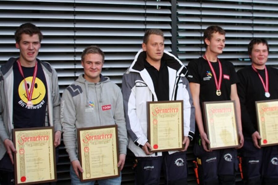 Her ser vi fem svært stolte rørleggere med hvert sitt Svennebrev etter endt uke på Lillestrøm. Fra venstre ser vi: Lasse Kleveland, Espen Pettersen, Nicolai Kramer Schjerlund, Stian Sæther ( Norgesmesteren), og til slutt Benjamin Pettersen. 
