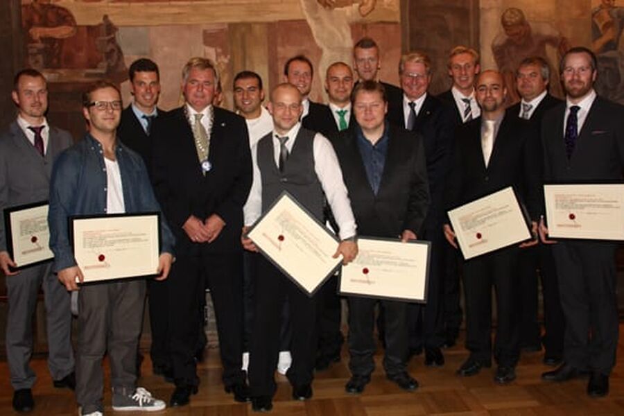 En stolt gjeng med 16 nye rørleggermestere sammen med ordfører Fabian Stang i Oslo Rådhus