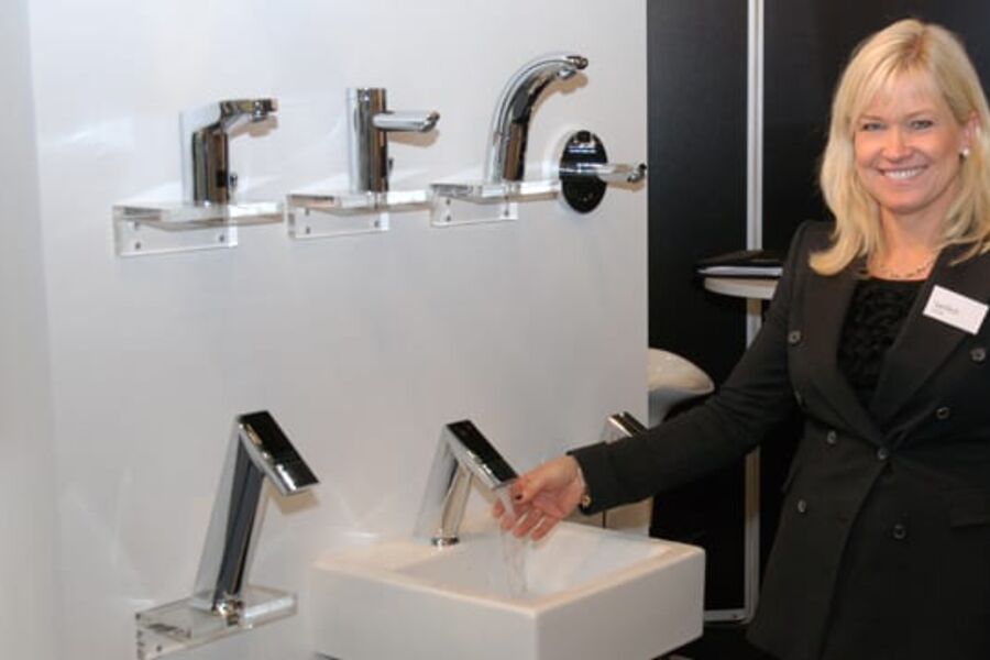 Daglig leder Birte Næss med armaturene som markedsføres internasjonalt under slagordet handwashingfor life.