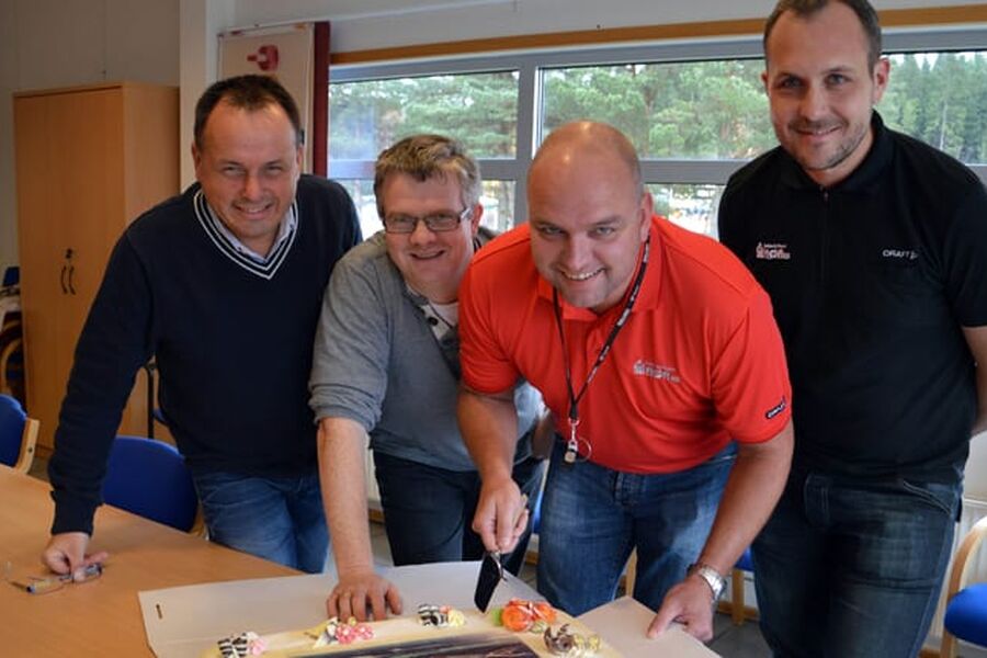 Askim & Mysen Rør tar kaka: Feirer storkontrakten med Prosjekt Nytt Østfoldsykehus  selvfølgelig med bilde på kaka av det som skal bli Europas mest moderne sykehus.  Det er all grunn til å være stolt over oppdraget for daglig leder Tollef Berger, driftsleder Ingar Heer, kalkulatør Tor Anders Krogstad og prosjektleder Jostein Førrisdahl. (Foto: Jan H. Kalvik)