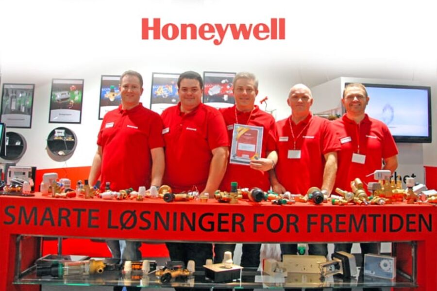 Fra Honeywells stand under VVS-Dagene. Fra venstre: Morten Helgerud (hovedarkitekten bak standen), Dan Frode Mortensen, Tom Erik Bakkene, Roar Syvertsen og Glenn Næss. Foto: Per Henriksen/VVS-Forum