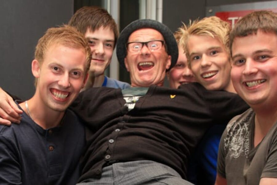 Joakim Torgersen fra Hadsel Rør AS, Erland Sande og Marius Vibakk fra Karl Botolfsen VVS AS, Martin Thom Solhaug og Kent Pedersen fra Nobel Rør Installasjon AS gleder seg til VB Lærling på Lillestrøm. Her sammen med foredragsholder Kristian Arntsen på en intern samling for alle medarbeiderne i Svolvær.
