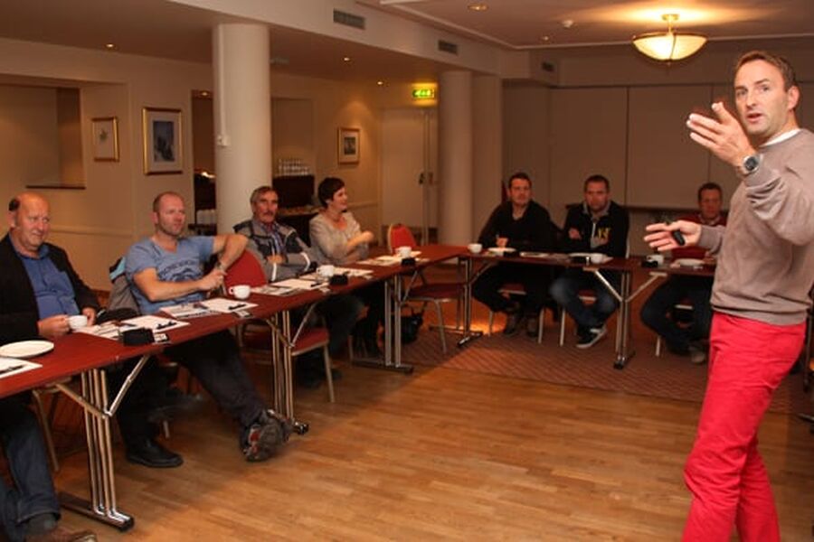 Øystein Kjellsen på ansattesamlingen i Sandnessjøen. Foto:VB