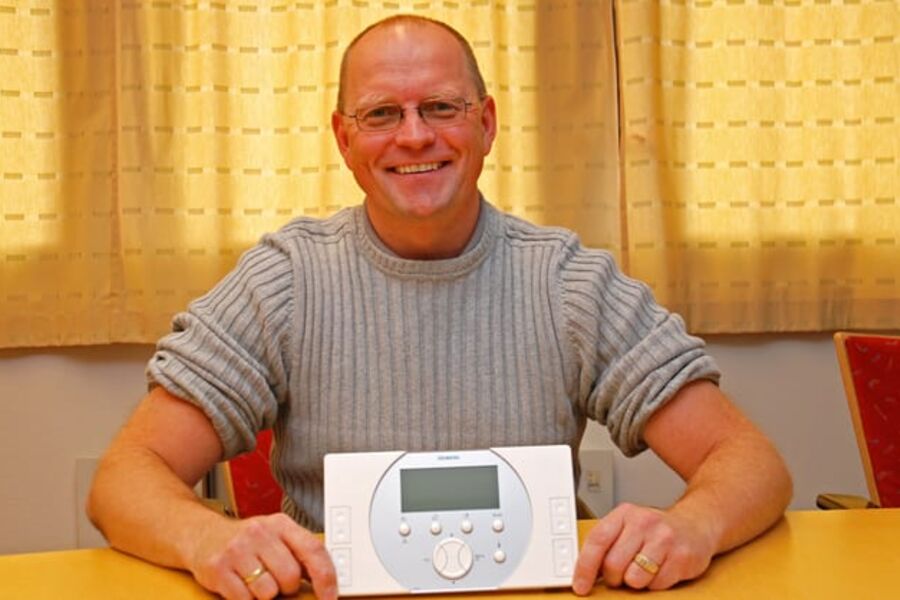 KAM og senior salgsingeniør Tom Gunnar Bratsberg i Siemens med kontrollpanelet til smarthussystemet Synco Living