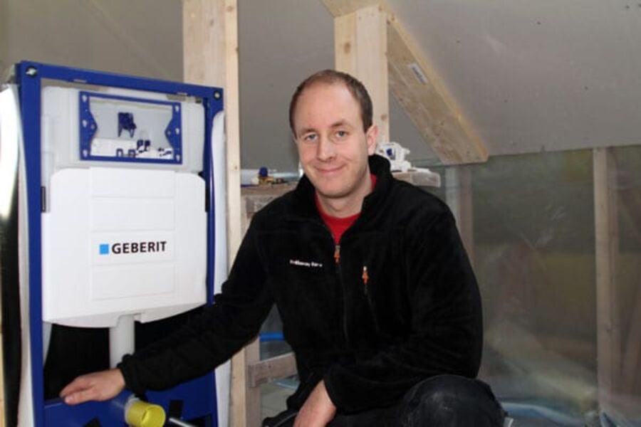 Rørlegger Dan Henriksen i Kråkerøy Rør, Fredrikstad foran en innbygningsisterne fra Geberit.