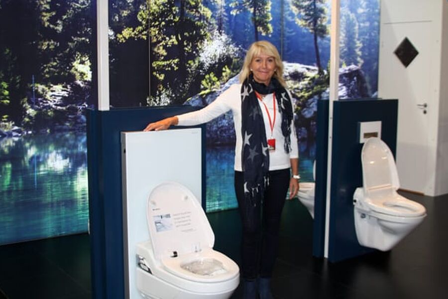 Geberit har satset skikkelig på innpakkningen med en egendesignet stand. - Standen skal signalisere at dette dreier seg om vann, sier salgssjef Beate Gerø i Geberit Norge
