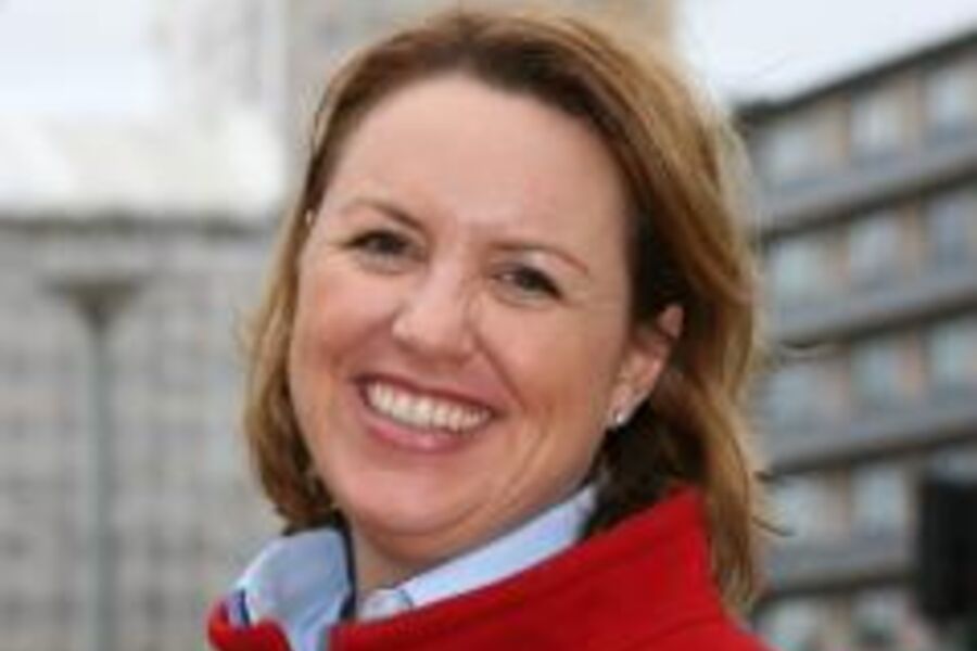 RIF ved adm.direktør Liv Kari Hansteen understreker at aktørene i bygge- og anleggsbransjen nedlegger betydelig arbeid med å etablere omforente bransjestandardkontrakter. 