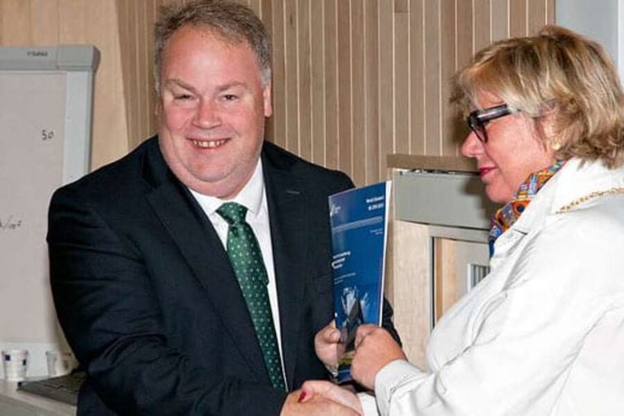 Administrerende direktør i Standard Norge, Trine Tveter, overleverete standarden til byråd for byutvikling i Oslo, Bård Folke Pedersen. (Foto: Trond Joelson)