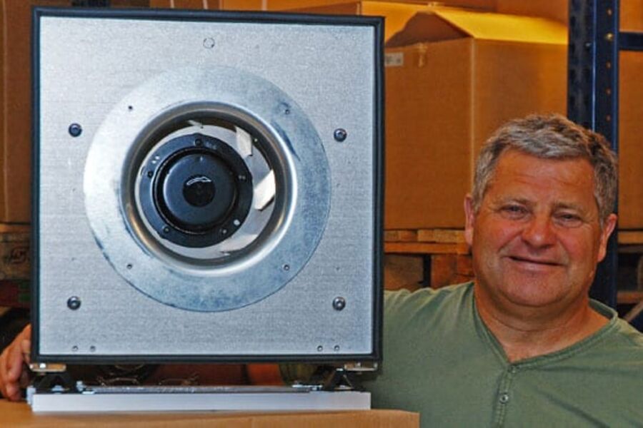 Daglig leder Gorm Benno i ebm-Papst AS med en kammervifte av typen MXPC 25RD.