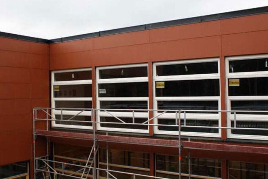 På Ellingsrud Ungdomsskole er man i gang med et prøve prosjekt hvor man skal prøve ut naturlig ventilasjon, hvor man styrer vinduene med motordrift. En værstasjon på taket skal bidra til at vinduene lukkes og åpnes etter vær og vind.