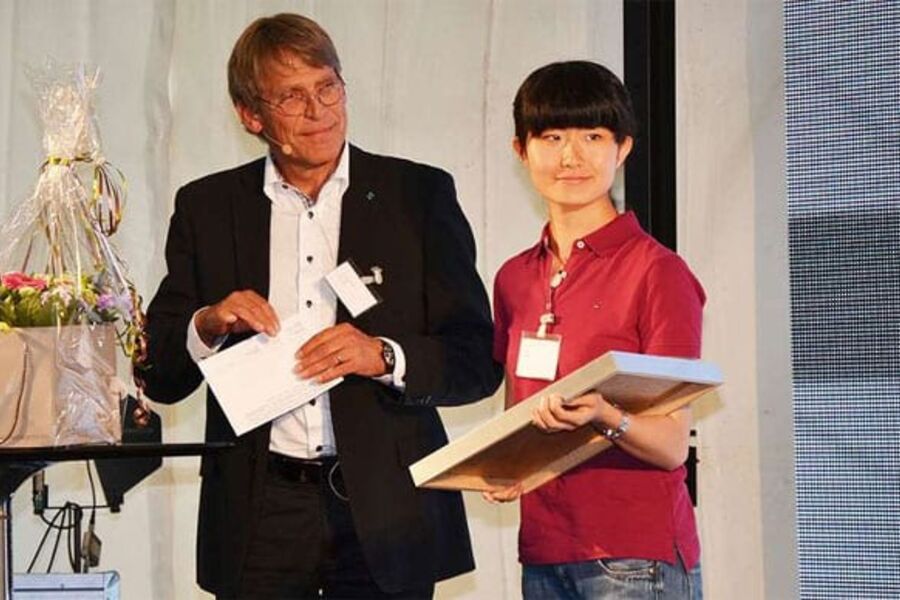 Yidan Jia ble tildelt prisen for sin diplomoppgave på temaet «nearly zero energy neighborhoods», som fokuserer på energieffektiv rehabilitering av eksisterende boligblokker.
