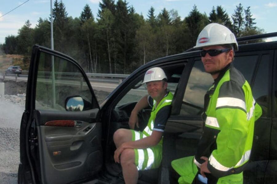 Hans Richard Dalen ( stående) og anleggsleder Rune Farmen er svært fornøyd med valget av X-Stream overvannsrør til dette prosjektet. De nevner også det gode samarbeidet de har hatt med rørgrossisten, som i dette tilfellet er Brødrene Dahl Ringdalskogen Larvik. 