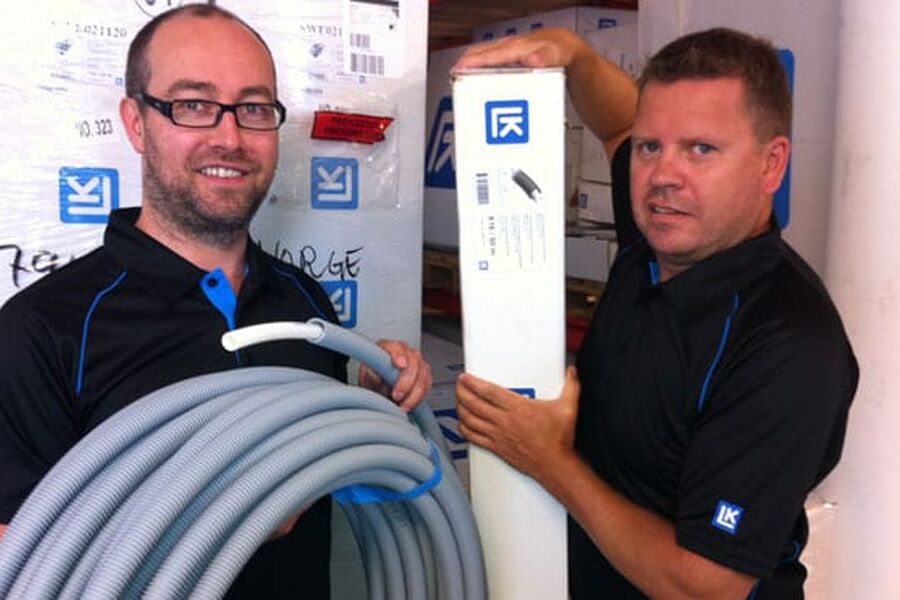 Produktsjef Hugo Aasberg, med godkjent varerør
Th: salgssjef Lars-Petter Olsen
