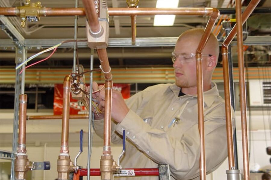 Høringsfrist 1. oktober for nye jobbkontrakter og 19. september for Livssykluskostnader for byggverk.