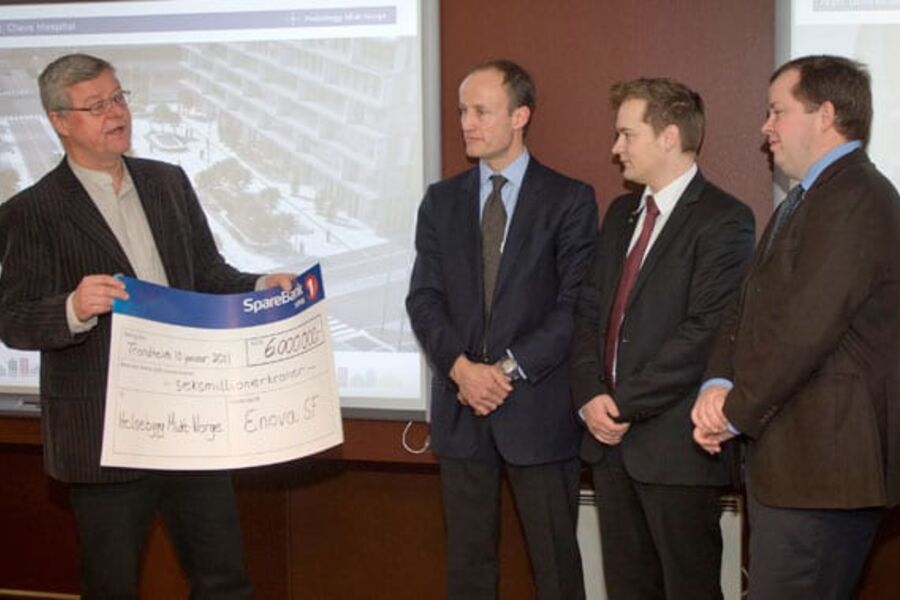 - Støtten fra Enova er utrolig inspirerende, sa Helsebyggs Bjørn Remen (t.v.) da han mottok storsjekken fra Enova på nyåret i 2011. Fra høyre: Robin Martin Kåss (HOD), Ivar Vigdenes (OED) og Nils Kristian Nakstad (Enova).  