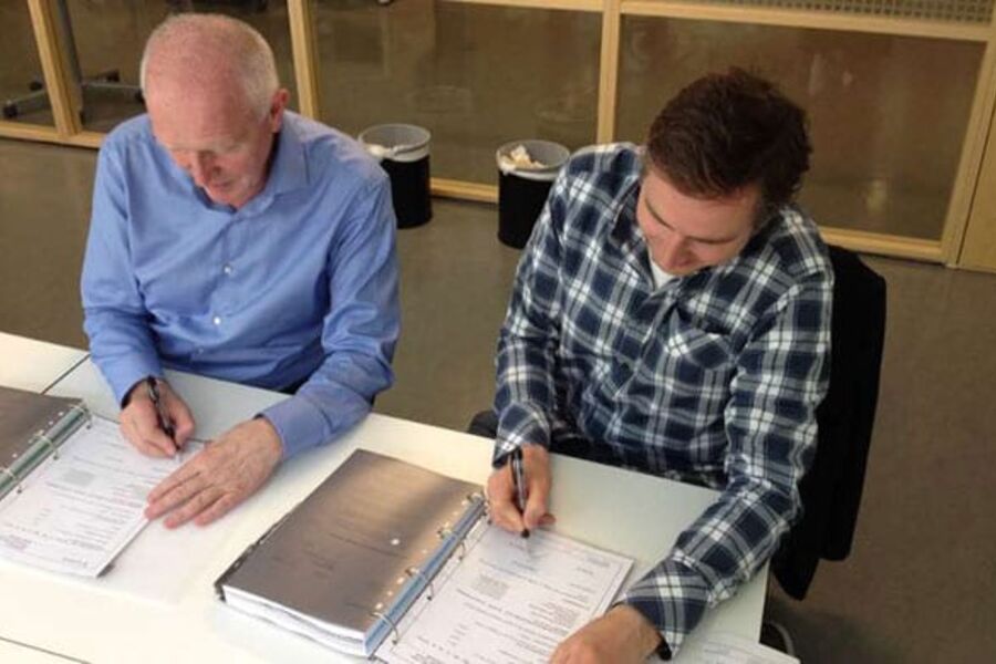 Administrerende direktør Øivind Christoffersen fra Statsbygg og avdelingsleder Hans Magnus Wold Haug fra HENT as. Foto: Statsbygg