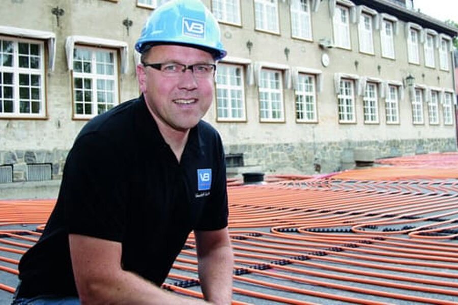 Undervisningsbygg fikk varmepumpepumpeprisen for konseptet Terralun hvor man bruker grunnvarme og varmepumpe i kombinasjon med solvarme . Her ser vi Rørleggermester Mads Meisingset fra Vegard Mesingset AS i forbindelse med med utførelsen av jobben.