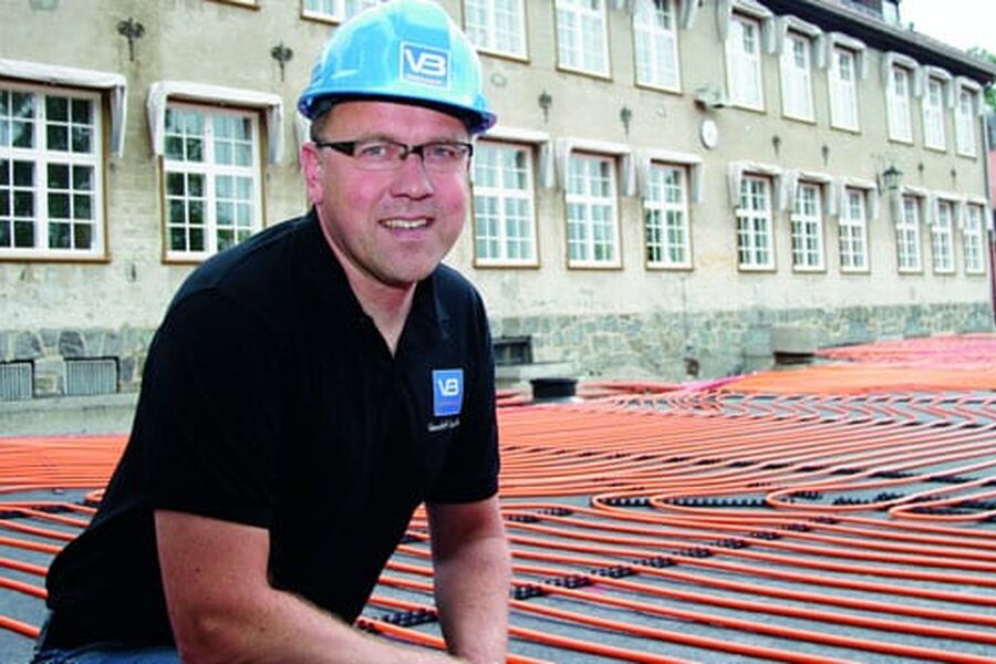 Undervisningsbygg fikk varmepumpepumpeprisen for konseptet Terralun hvor man bruker grunnvarme og varmepumpe i kombinasjon med solvarme . Her ser vi Rørleggermester Mads Meisingset fra Vegard Mesingset AS i forbindelse med med utførelsen av jobben.