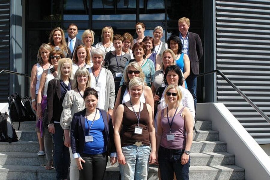 Rød Løper-kvinnene har vært i Sveits på en vellykket tur. Maren Hinna, som smiler i første rad på høyre side, kan bli Europa-vinner i montering av SCANIPEX