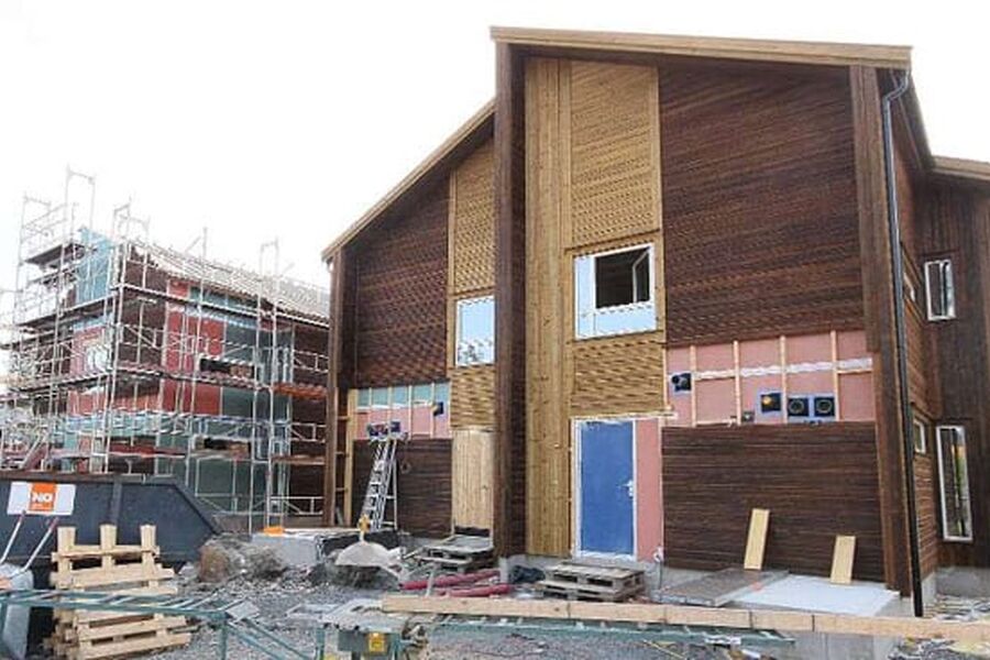 Slik der det ut på byggeplassen 28. mai 2012. Én av boligene er innflyttet og resten er under oppføring. Foto: Agder Wood .