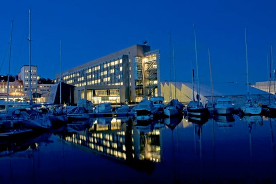 Framsenterets bygg er sentralt plassert i Tromsø og ligger tett ved opplevelsesenteret Polaria. Nå skal senteret utvides. Det vil da bestå av over 23.000 kvadratmeter forskningslokaler. Foto: Ann Kristin Balto, Norsk Polarinstitutt.